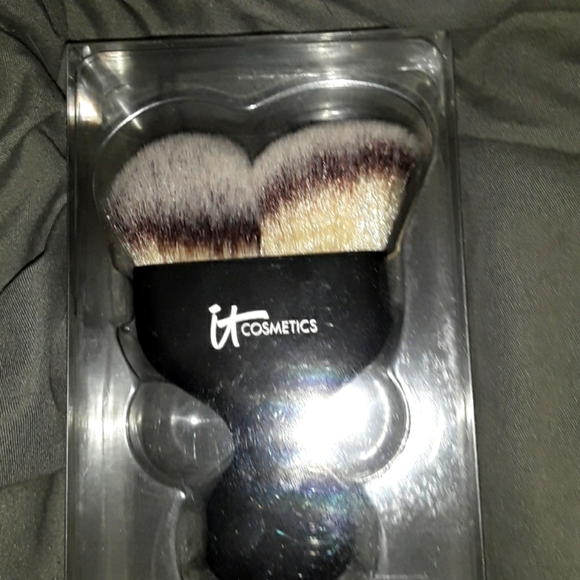 IT Cosmetics Highlights and Contour Brush - Picture 1 of 1